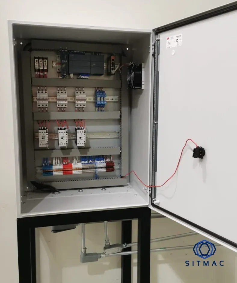 Tablero de control con PLC, protecciones y arrancadores, armado y cableado por SITMAC