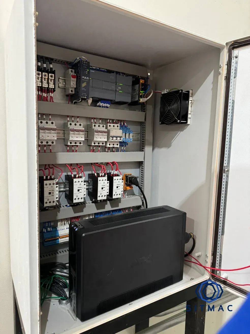 Tablero con PLC, contactores y respaldo de energía para operación continua