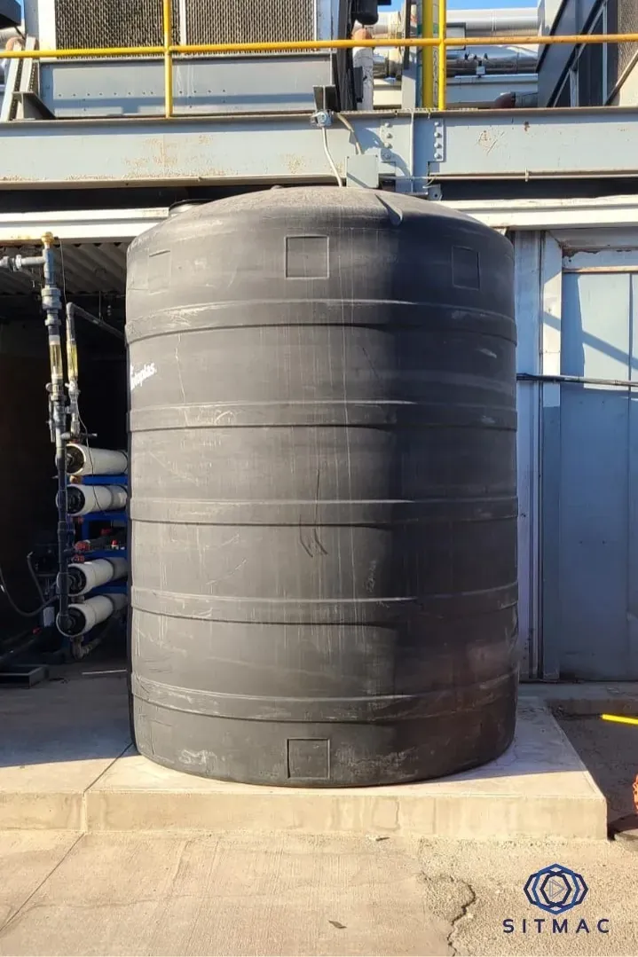 Base de concreto terminada con tanque de almacenamiento instalado