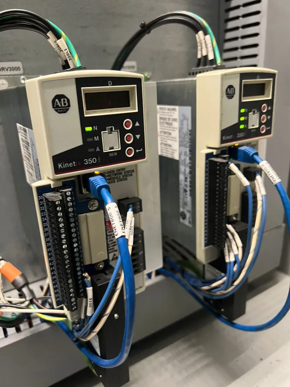 Servodrives Allen Bradley Kinetix 350 del elevador en plataforma