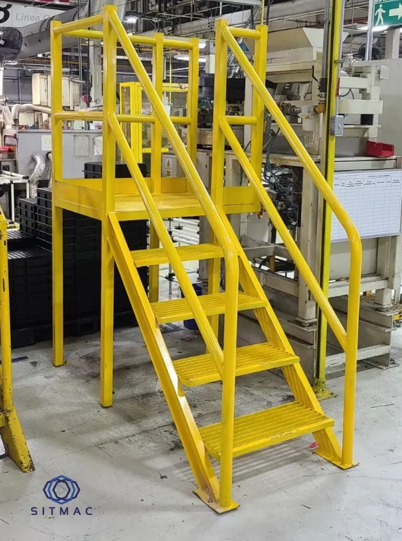 Escalera con plataforma para acceso seguro a máquina