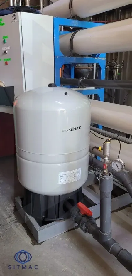 Tanque de presión instalado con válvulas y manómetro, junto a su tablero de control