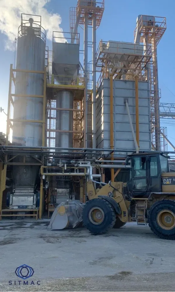Maniobra con maquinaria pesada en planta industrial