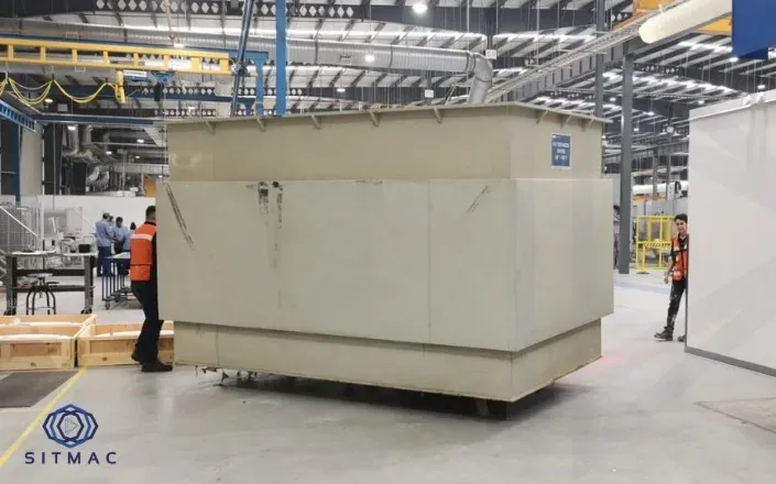 Movimiento de tanque de gran formato dentro de planta