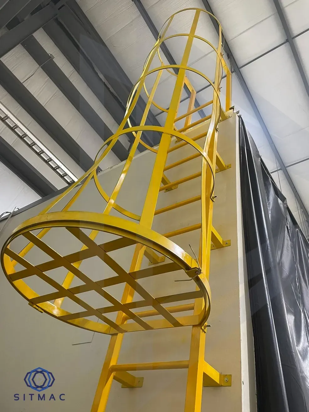 Escalera marina con jaula de protección