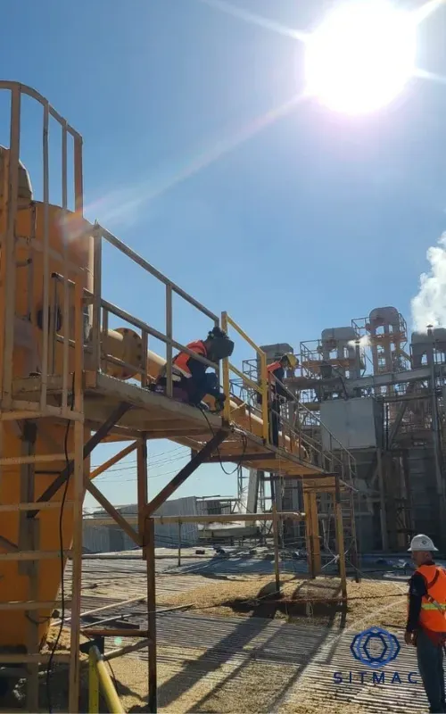 Soldadura en sitio de pasarela con barandal en planta industrial