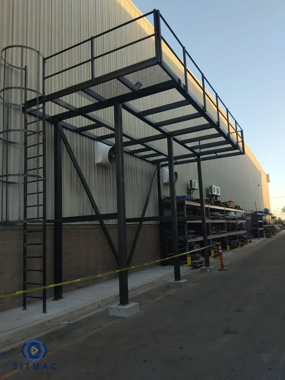 Plataforma elevada con barandal y escalera marina en acero estructural