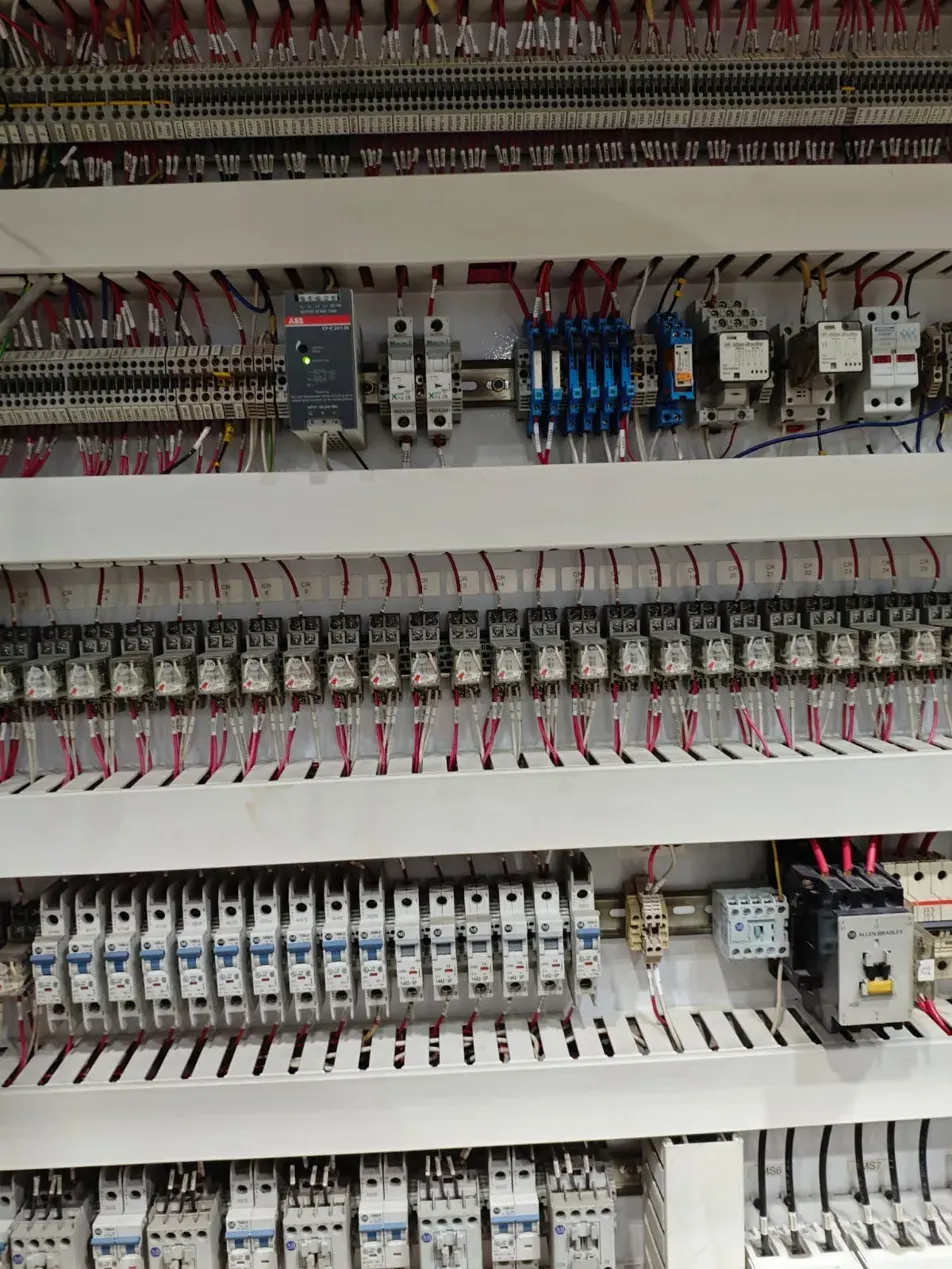 Interior de tablero eléctrico con relevadores, protecciones y arrancadores
