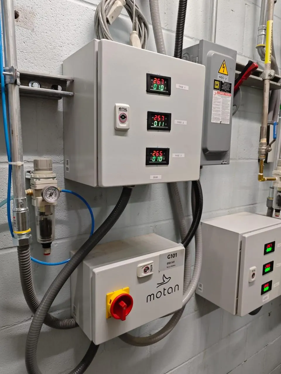 Tableros con medición de voltaje y corriente por fase