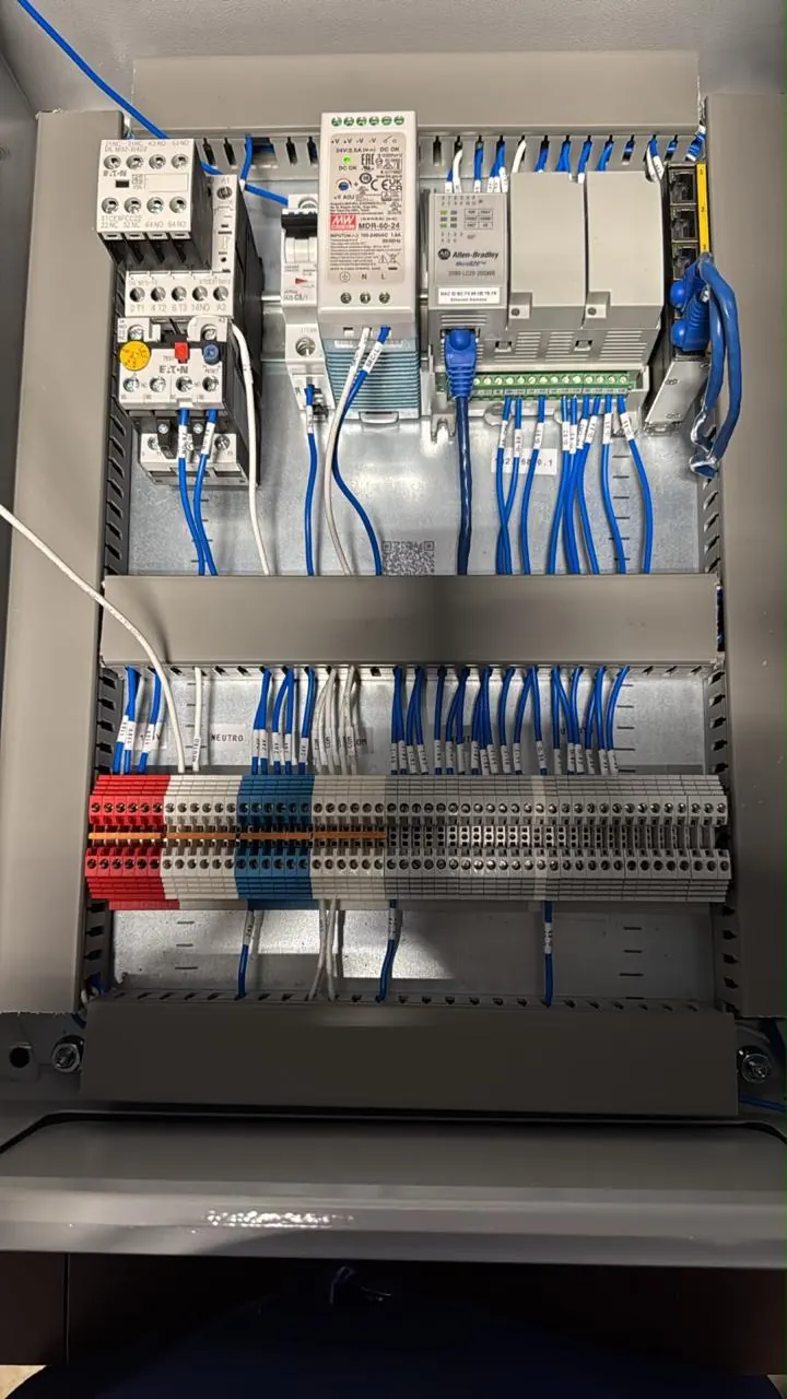 Tablero con PLC Allen Bradley Micro820, contactor y fuente de alimentación